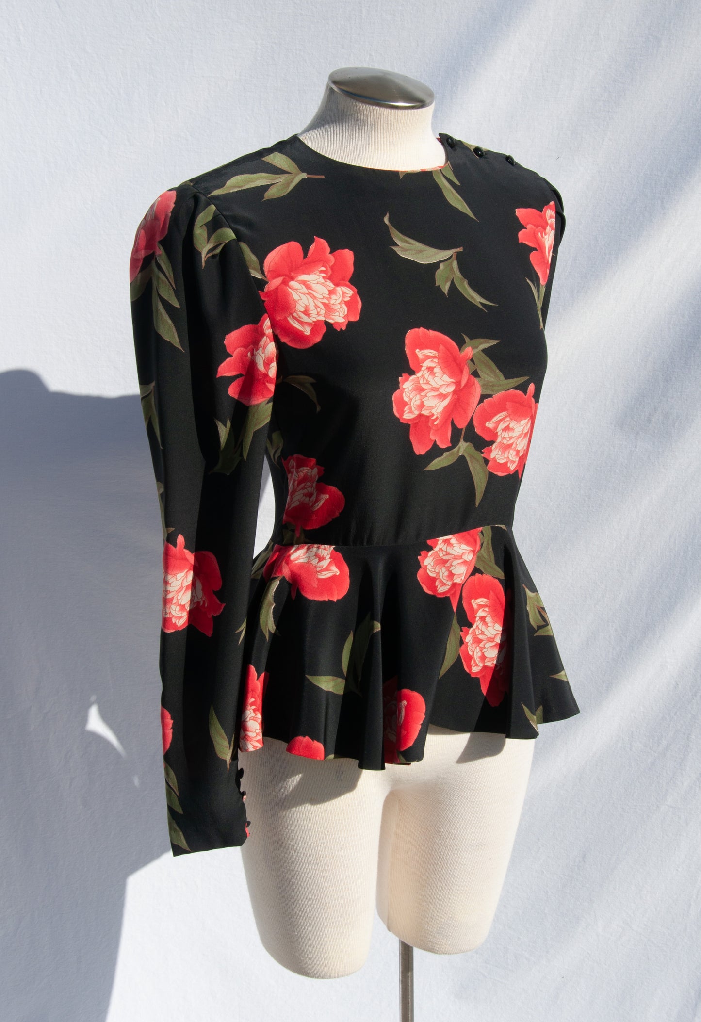 CALVIN KLEIN 80S ROSE PRINT SILK PEPLUM TOP