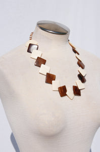 VINTAGE 1970S GEOMETRIC CREAM AND BROWN WOODEN NECKLACE