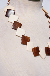 VINTAGE 1970S GEOMETRIC CREAM AND BROWN WOODEN NECKLACE