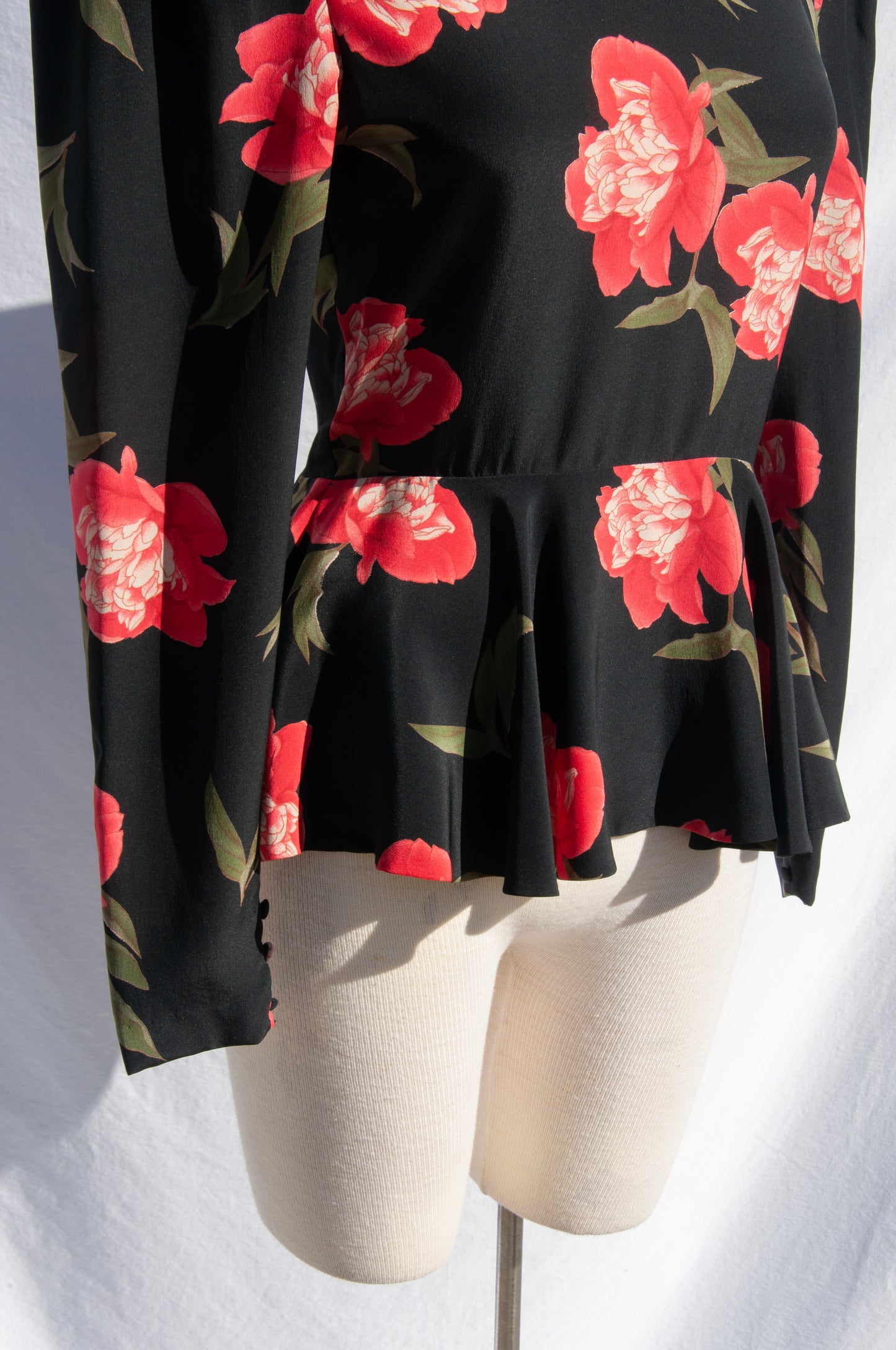 CALVIN KLEIN 80S ROSE PRINT SILK PEPLUM TOP
