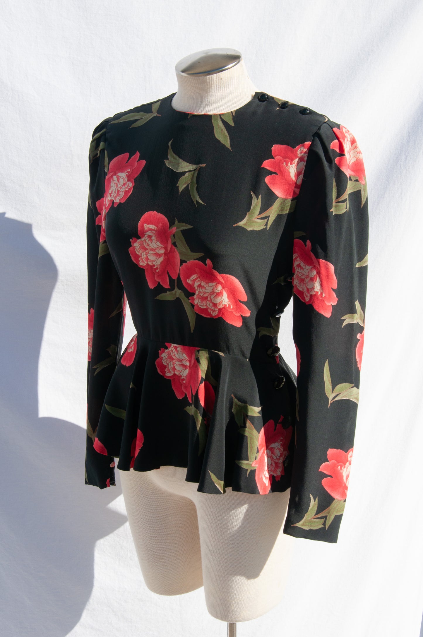 CALVIN KLEIN 80S ROSE PRINT SILK PEPLUM TOP