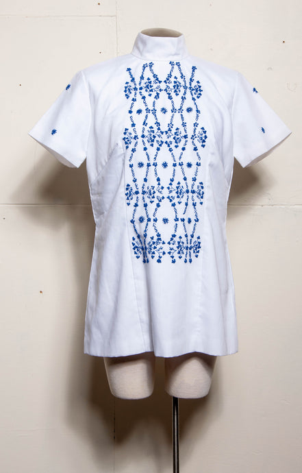 60S/70S BLUE EMBROIDERED WHITE MOCK NECK TUNIC