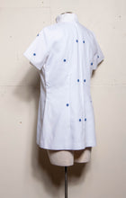 60S/70S BLUE EMBROIDERED WHITE MOCK NECK TUNIC