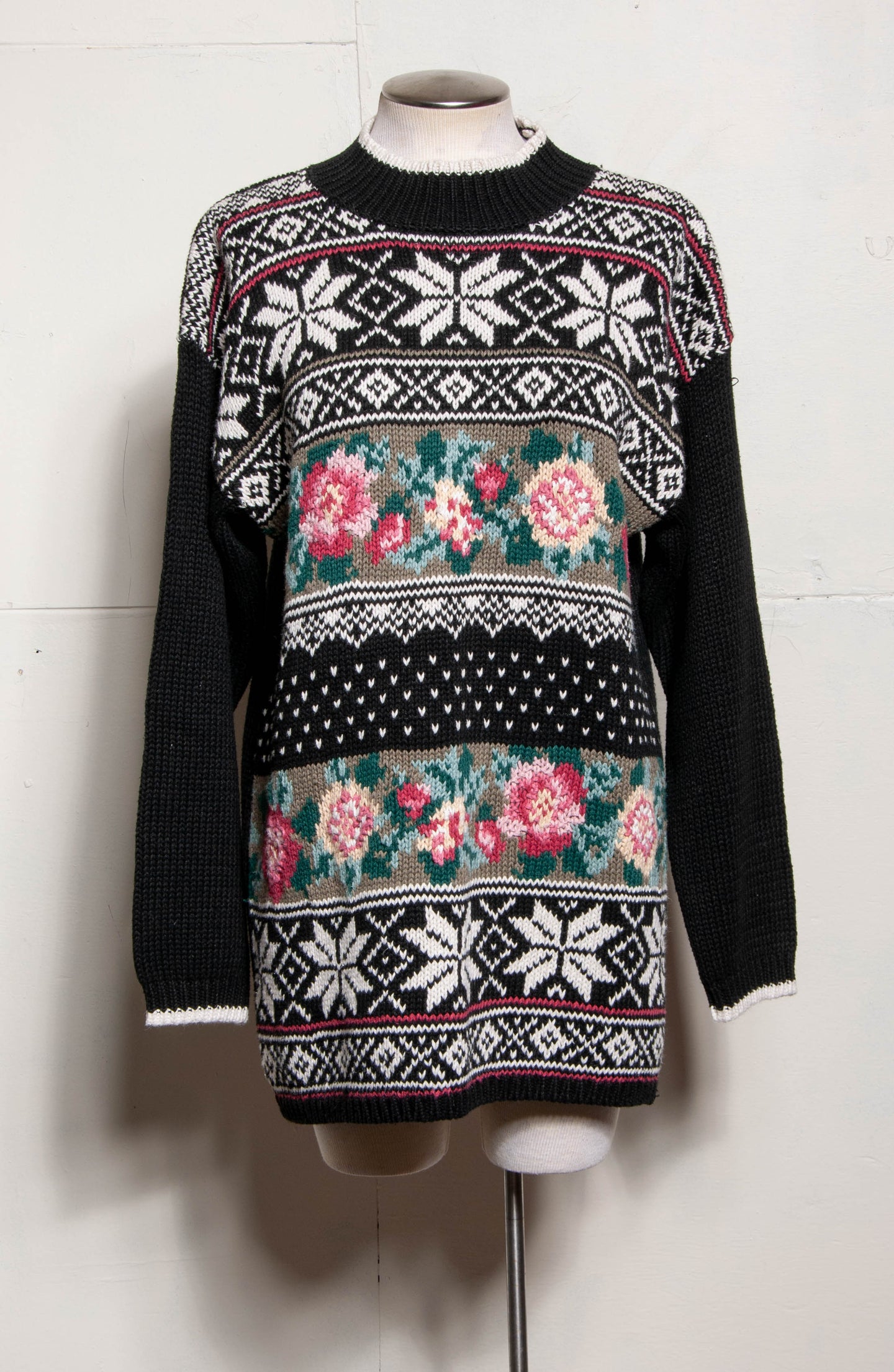 VINTAGE 1990S FLORAL ON BLACK BACKGROUND KNIT TUNIC SWEATER