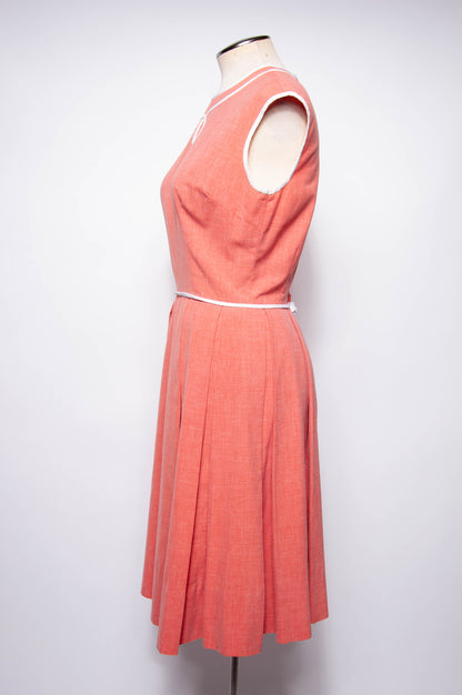 VINTAGE 1950S RED AND WHITE APPLIQUE BOX PLEAT DRESS