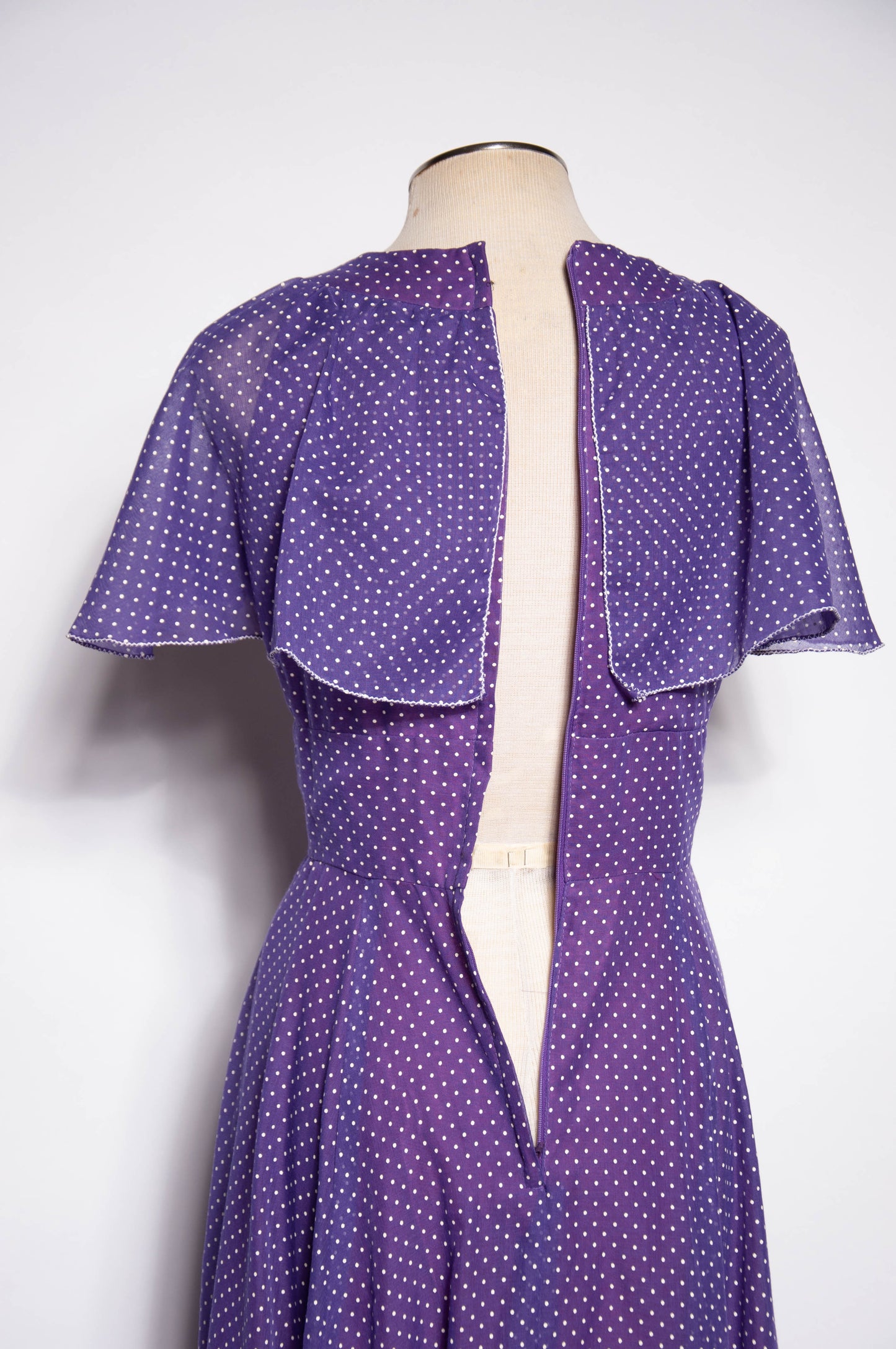 COCO CALIFORNIA 1970S VINTAGE PURPLE AND WHITE POLKA DOT MAXI GOWN