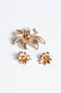 VINTAGE 1950S GOLD FLORAL PIN AND EARRINGS