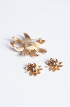 VINTAGE 1950S GOLD FLORAL PIN AND EARRINGS