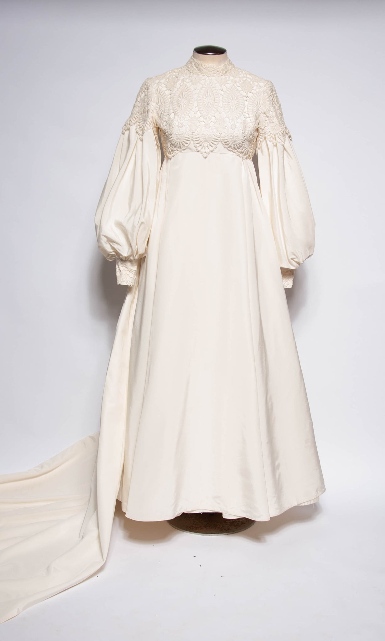 EMMA DOMB VINTAGE 60S/70S WHITE LACE WEDDING GOWN RetroSpectrum NYC EMMA DOMB VINTAGE 60S/70S WHITE LACE WEDDING GOWN RetroSpectrum NYC