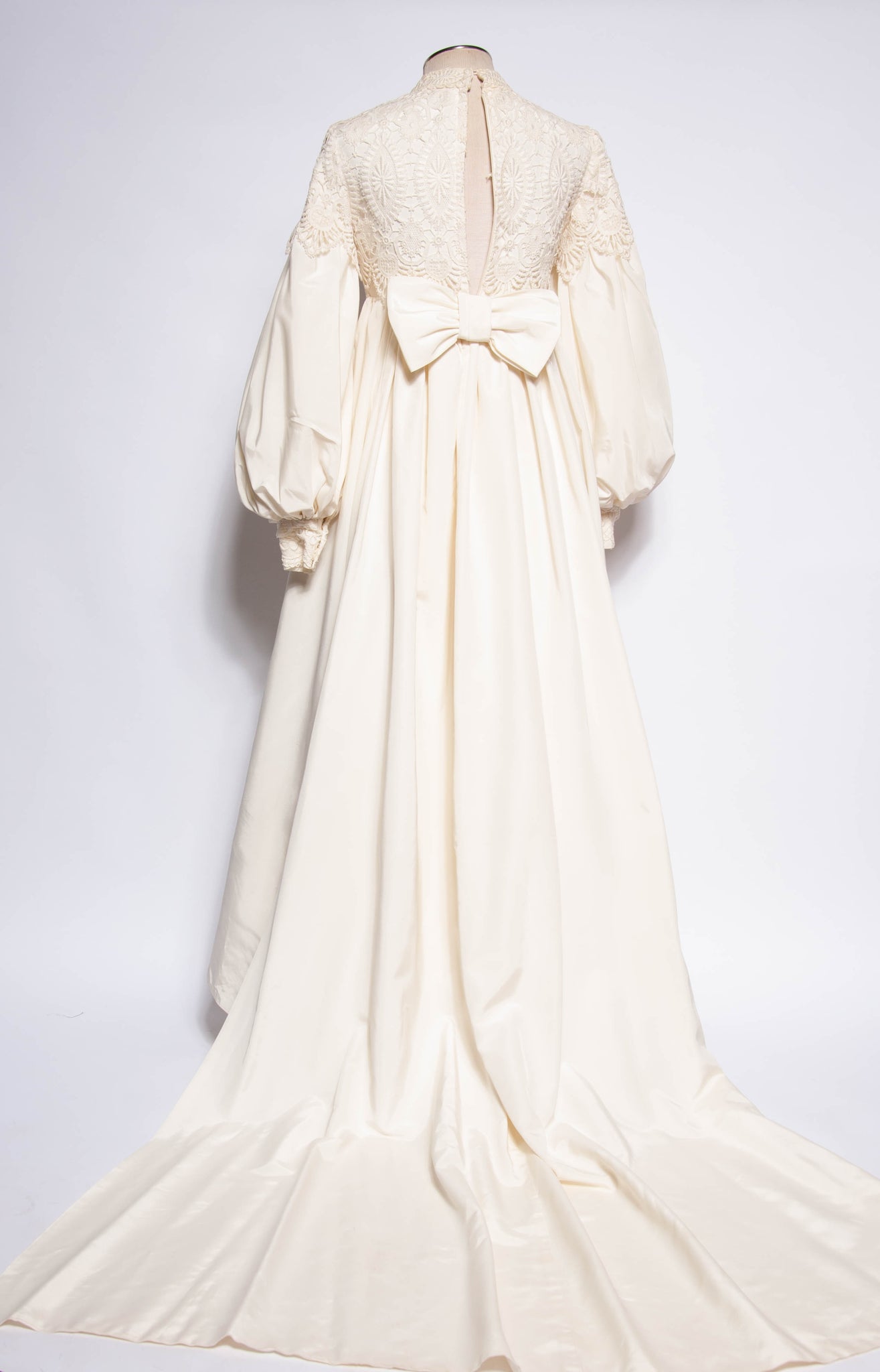 EMMA DOMB VINTAGE 60S/70S WHITE LACE WEDDING GOWN RetroSpectrum NYC EMMA DOMB VINTAGE 60S/70S WHITE LACE WEDDING GOWN RetroSpectrum NYC